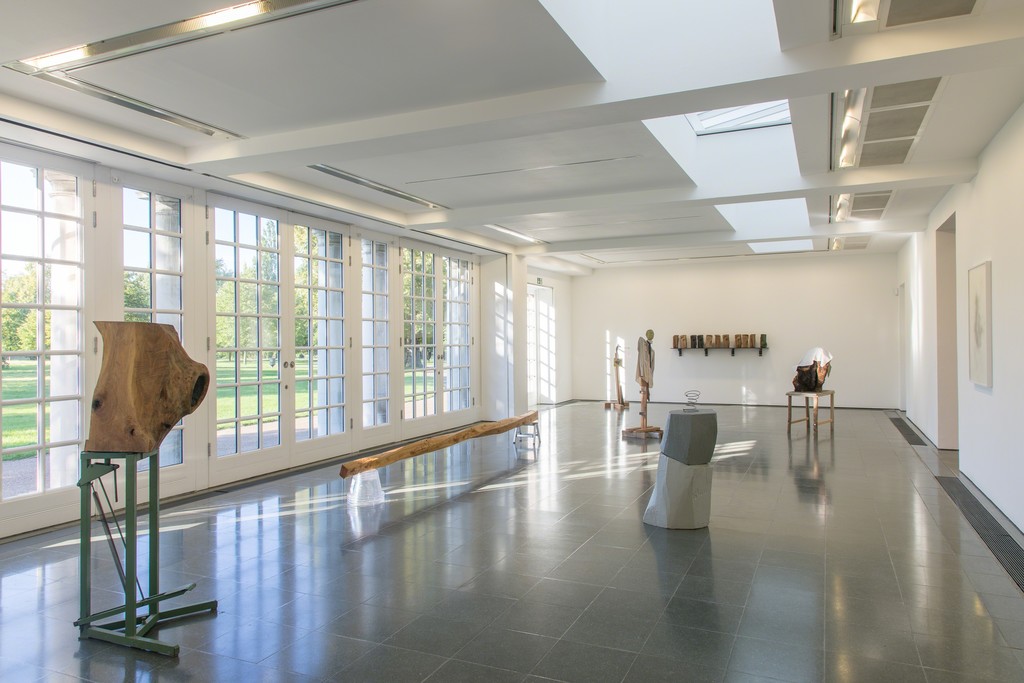 گزارش تصویری نمایشگاه جیمی دورهام تحت عنوان " آیتم های مختلف و شکایات" در گالری Serpentine لندن