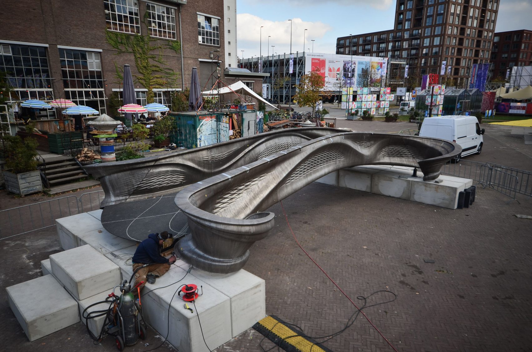 رونمایی از اولین پل فولادی ساخته شده با پرینت سه بعدی در جهان در هفتۀ طراحی هلند