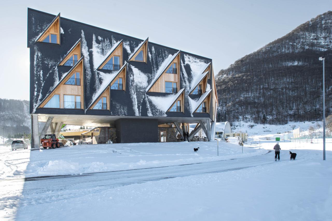 طراحی هتلی کوهستانی با نمایی ملهم از قله‌های کوهستان