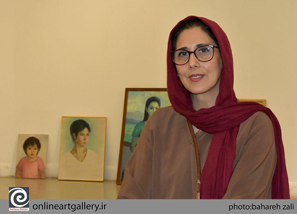 روایت نیوشا جوادی‌پور از چگونگی چیدمان آثار نمایشگاه "ستایش روز"