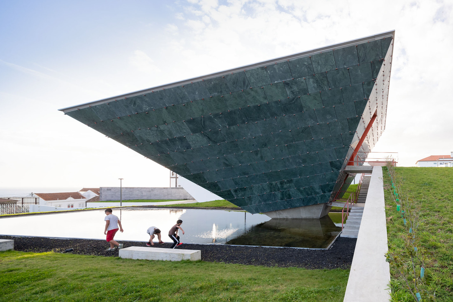Chapel of Eternal Light / Bernardo Rodrigues