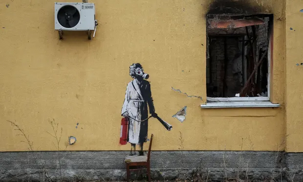 People try to steal Banksy mural in Ukraine