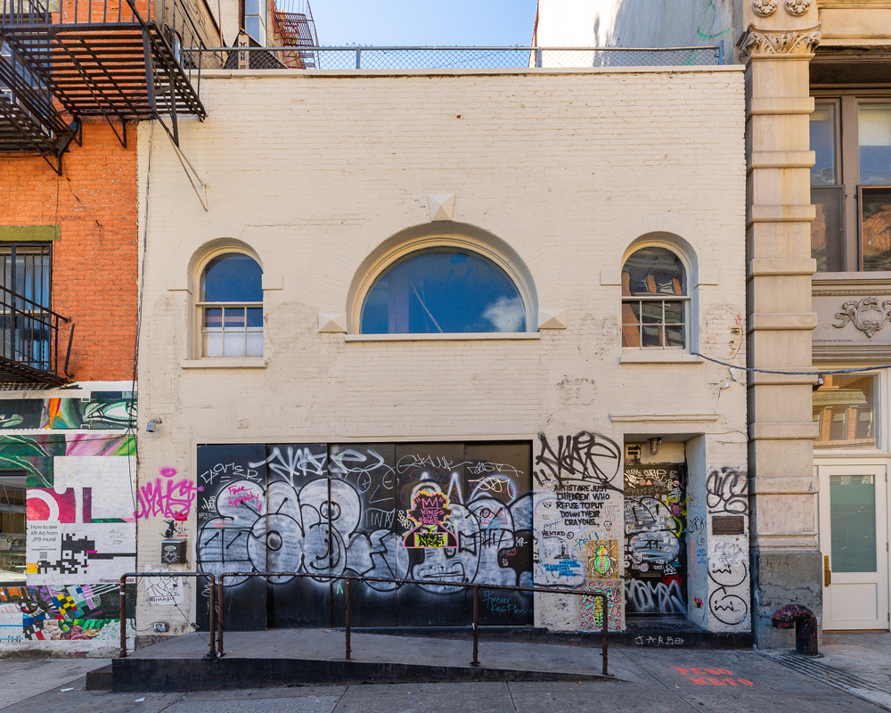 Angelina Jolie to Take Over Jean-Michel Basquiat`s New York Apartment and Studio