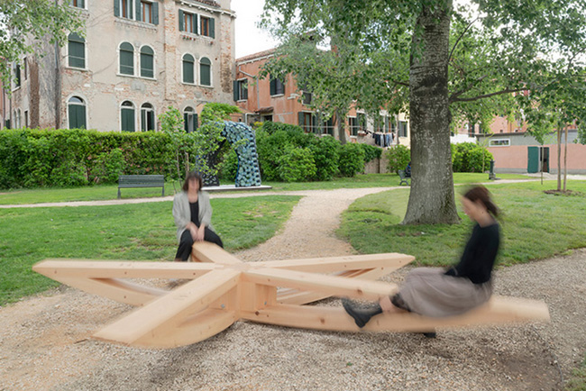 snøhetta`s versatile installation shifts in constant imbalance and invites interactive play