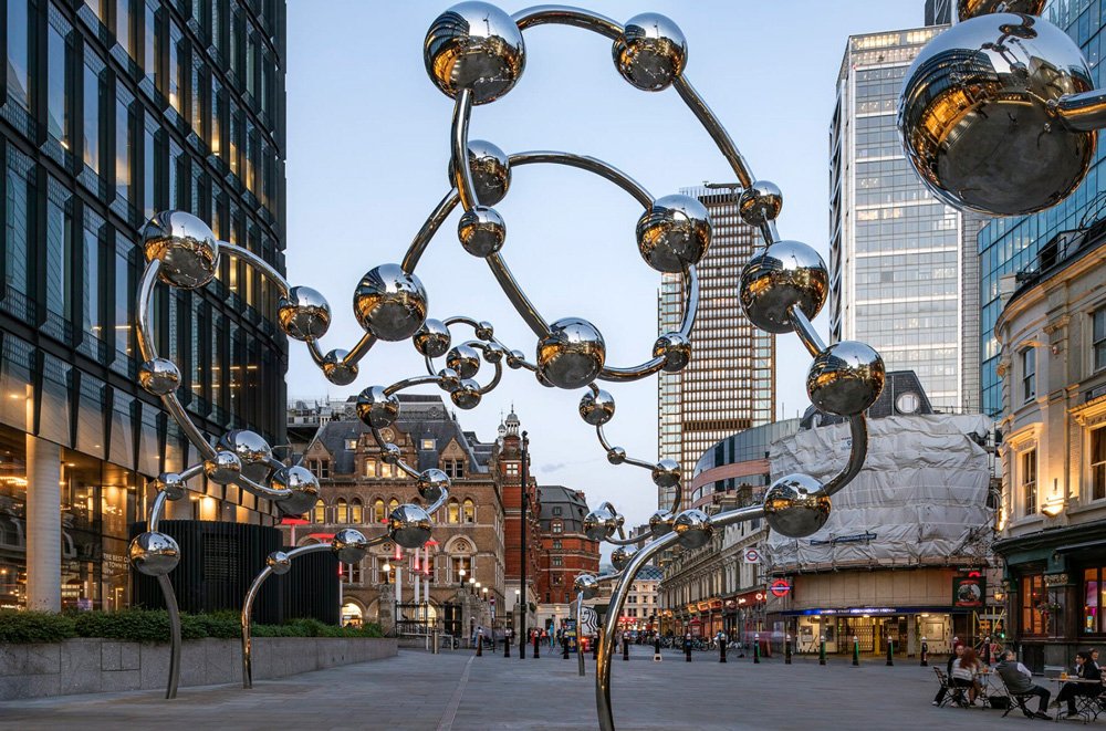 Yayoi kusama`s infinite accumulation sculpture lands in london as soaring silver spheres