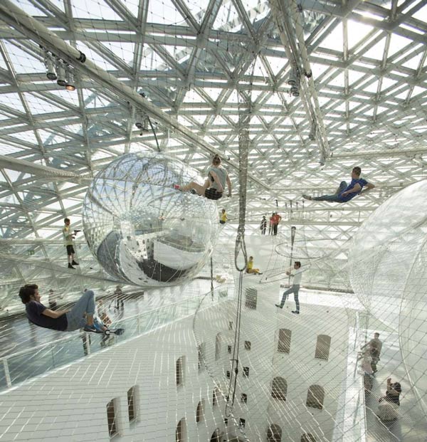 توماس ساراکنو و اینستالیشن "در مدار"؛ مرز خیال و واقعیت در معماری حبابی