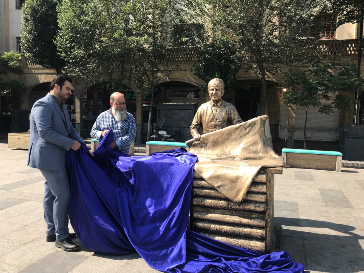 هفت مجسمه‌ "کاسب حبیب خدا" در بازار تهران رونمایی شد
