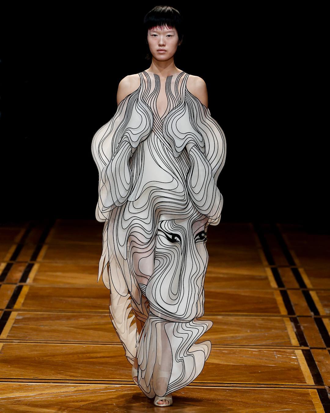 لباس های سه بعدی آنامورفیک از IRIS VAN HERPEN