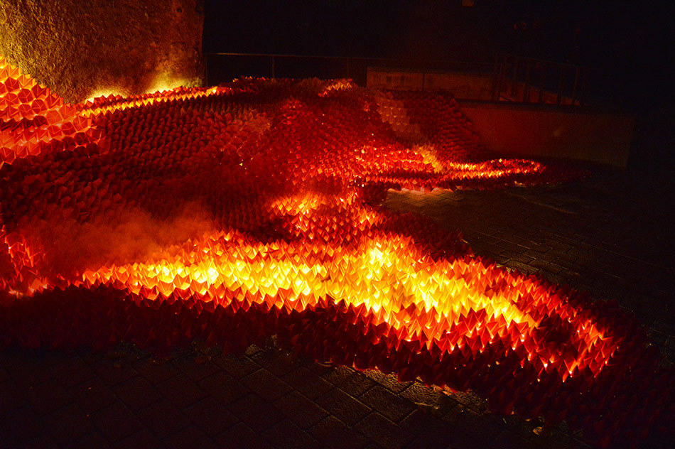 چیدمان موقت "Origami Lava" در فستیوال نور و آتش Lluèrnia کاتالونیا