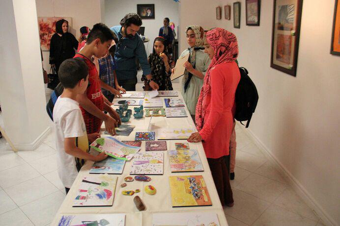 نمایشگاه نقاشی "کودکان کار و خیابان " در نگارخانه زمرد منطقه 3 افتتاح شد