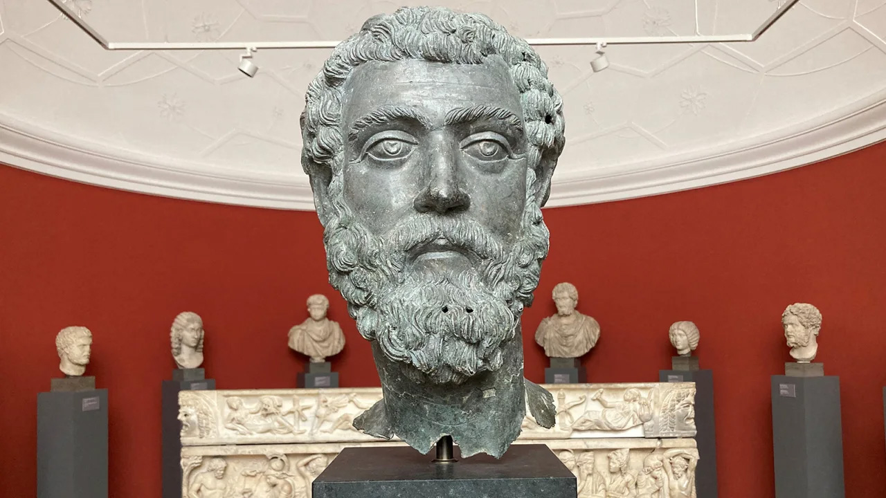 Turkey seeks return of "stolen" statue`s severed head