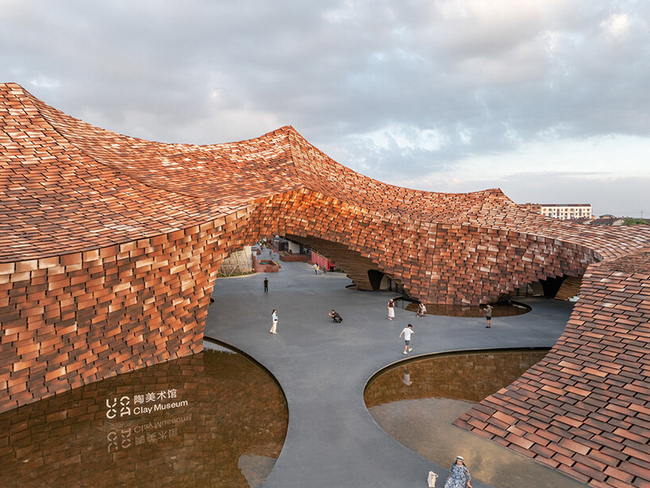 Kengo kuma wraps undulating clay museum in ceramic panels for china`s "pottery city"