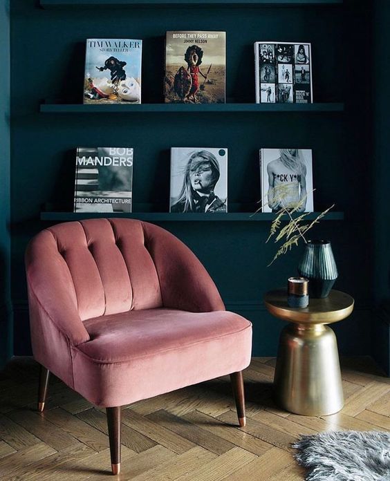 woonkamer roze fauteuil zwarte muur